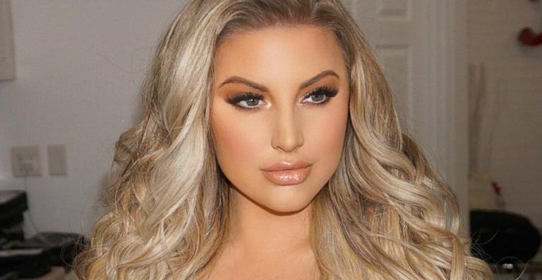 Ousada! Modelo plus size Ashley Alexiss posa seminua e fã comenta: ’’Senhor Jesus’’