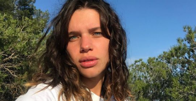 Bruna Linzmeyer dá beijão quente na namorada em dia de praia