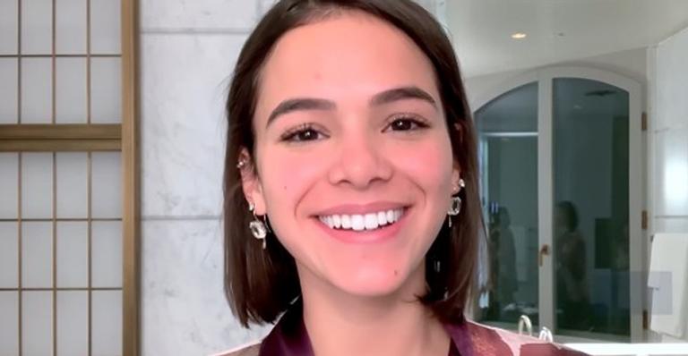 Bruna Marquezine ostenta look grifado no valor de R$ 22 mil