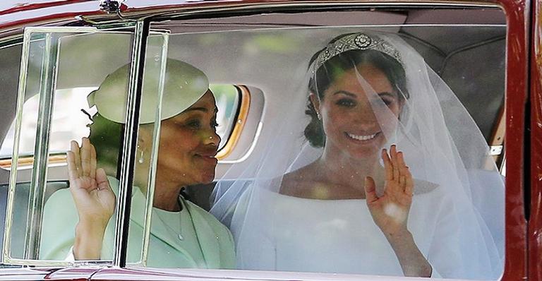 Mãe de Meghan Markle aterrisa no Reino Unido para a chegada de seu primeiro neto