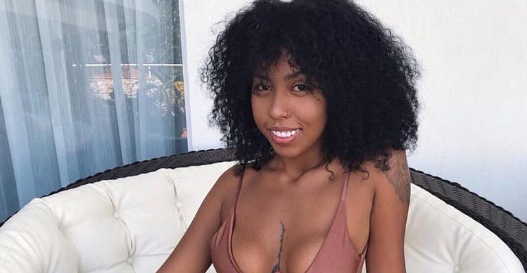 Irmã de Gracyanne Barbosa surge com biquíni fio dental e web enlouquece