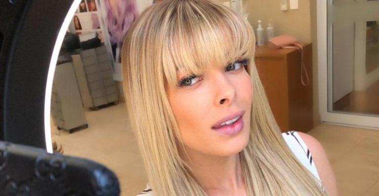 Ex-BBB, Jaqueline Grohalski, choca web ao aparecer com cabelo roxo em clique sensual