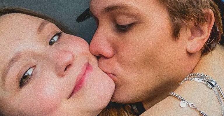 Larissa Manoela e Leo Cidade esbanjam amor com abraço apaixonado