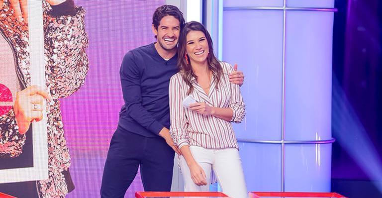 Rebeca Abravanel e Pato são batizados em igreja evangélica