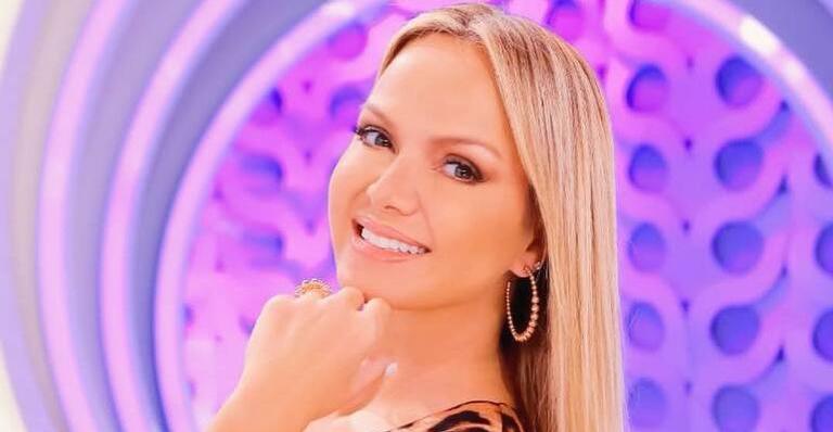 Com decote delicado, Eliana esbanja beleza e recebe elogio de Anitta e outras famosas