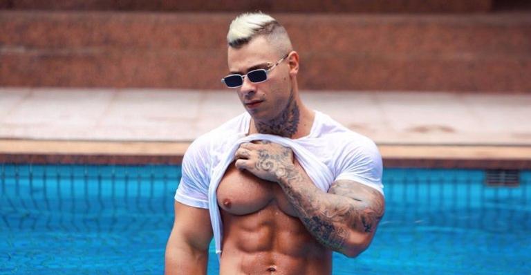 Léo Stronda posta foto na academia e fã questiona sobre tamanho