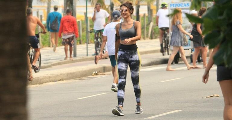 Flagrada, Patricia Poeta exibe boa forma e simpatia em caminhada no Leblon