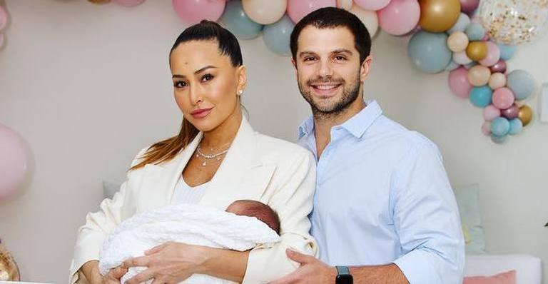 Sabrina Sato amamenta Zoe em jatinho particular: ”Nem sente o avião”