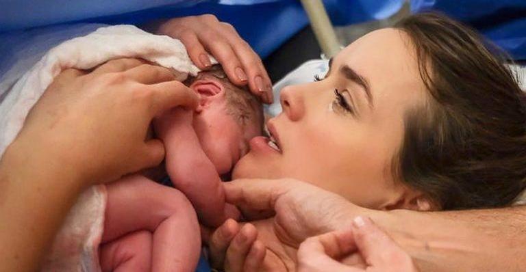 Thaeme Mariôto e sua filha Liz deixam maternidade e protagonizam cena fofa entre mãe e filha
