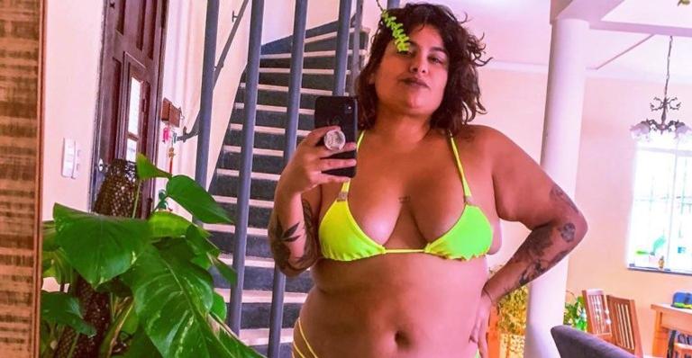 Alexandra Gurgel tira selfie completamente nua em banheiro de hotel de luxo e faz revelação