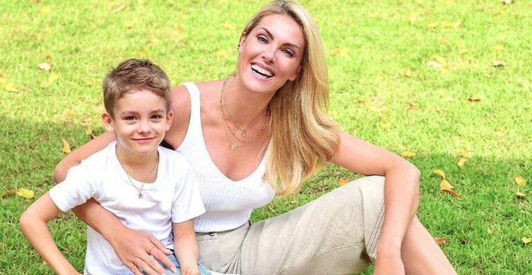 Filho de Ana Hickmann encanta a web fazendo careta
