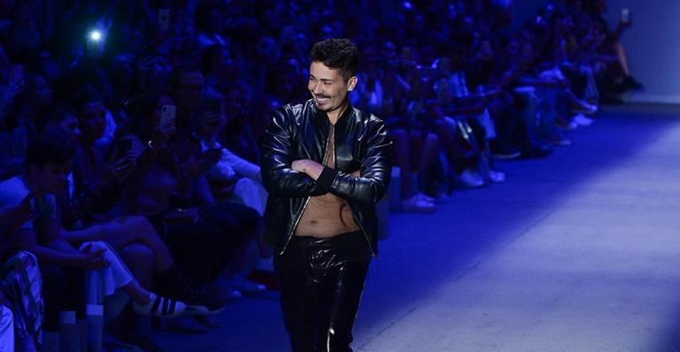 Carlinhos Maia rouba a cena com look bafônico no São Paulo Fashion Week