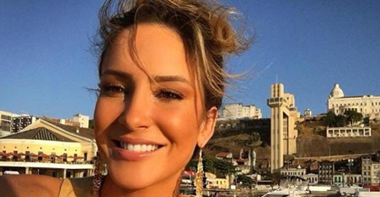Claudia Leitte rebate críticas após mostrar batismo: ”Não tenho uma religião”