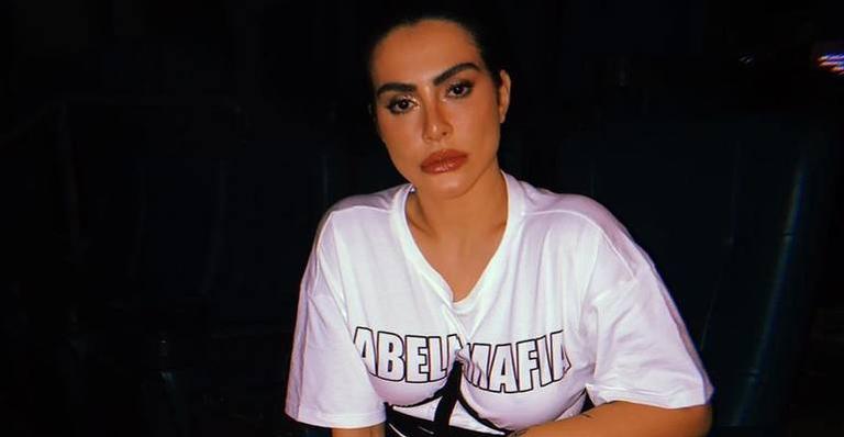 Cleo tira selfie fazendo bico e chama atenção por unhas enormes: ”Tão maior que minha paciência”