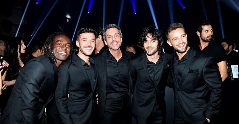 Galãs celebram a moda de Ricardo Almeida