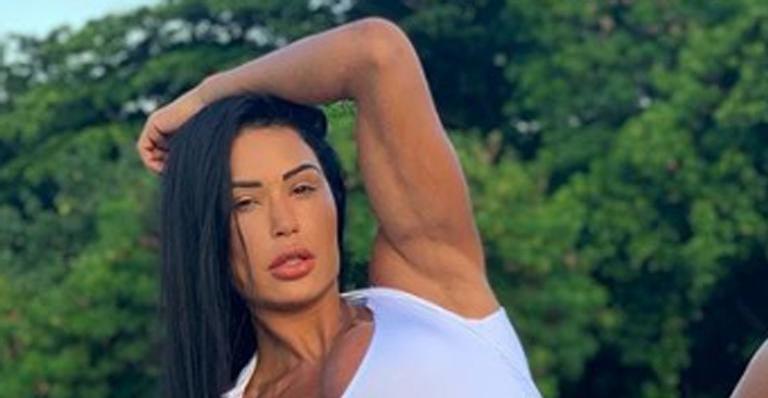 Gracyanne Barbosa abusa de biquíni de fita isolante diferentão e esfrega corpão na web
