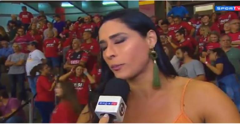 Jogadora de Vôlei desmaia ao vivo durante final e é amparada por repórter