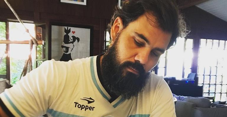 Juliano Cazarré posta registro com filho recém-nascido e detalhe chama atenção da web; Veja!