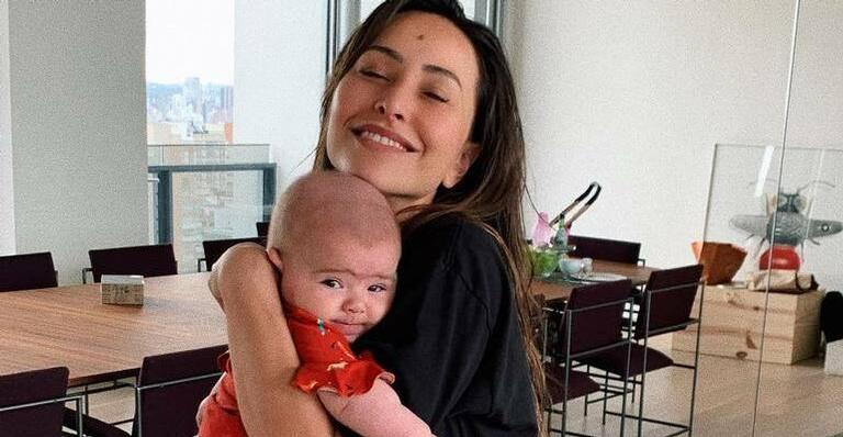 Luxuosa! Sabrina Sato combina look com carrinho de Zoe avaliado em R$ 3 mil