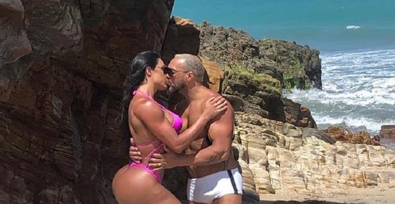 Gracyanne Barbosa filma Belo ‘desmaiado’ após reencontro quentíssimo