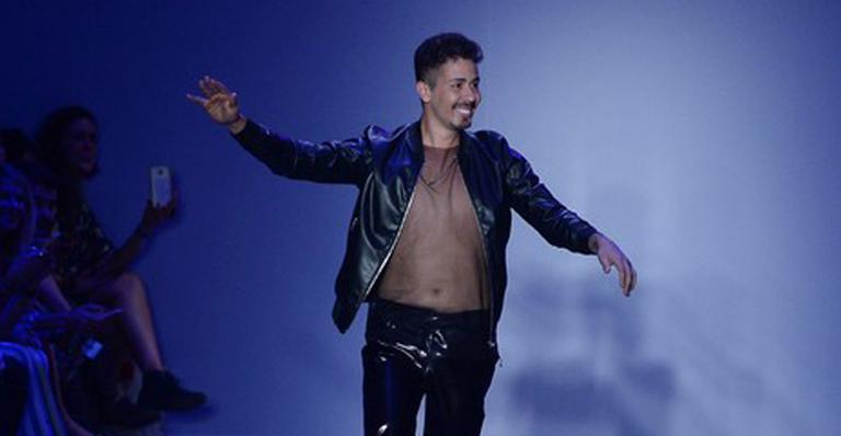 Carlinhos Maia reflete após desfile: ”Pisar no lugar onde impera o luxo”