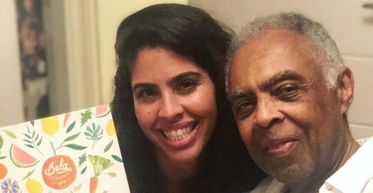 Filho de Bela Gil come pipoca de carrinho de rua e choca internautas: ”Com óleo de soja?”