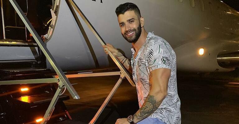 Gusttavo Lima posta foto sem camisa e recebe chuva de cantadas: ”Queria ser abduzida por ele”