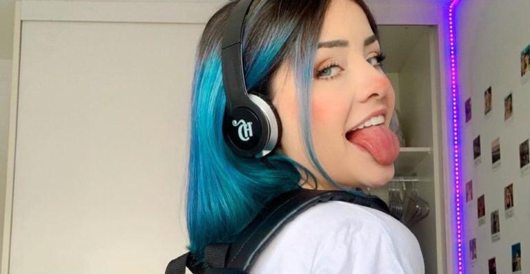 Youtuber Vitória Castro posta foto de cabelo rosa e divide opiniões