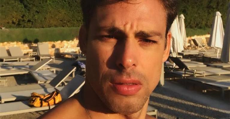 Cauã Reymond aparece todo molhado de cueca branca e leva web à loucura: ”Isso não se faz!”