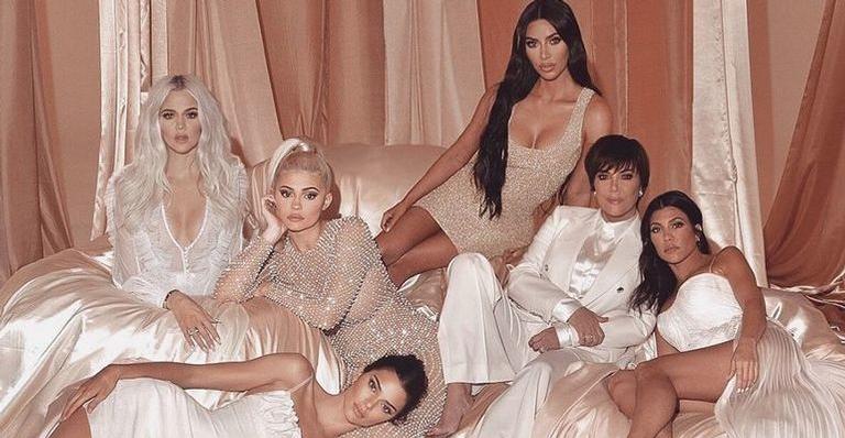 Clã Kardashian se reúne para foto icônica de toda a família