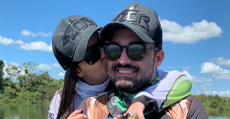 Fernando ensina Maiara a pescar e brinca: ”Pé quente”