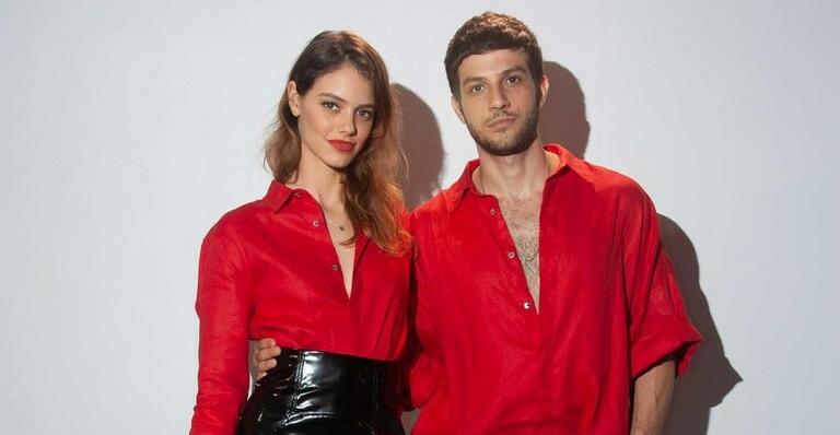 Laura Neiva não nega rumores de gravidez durante evento de moda