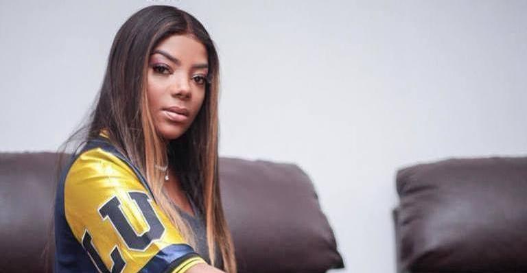 Após festa de aniversário, Ludmilla se choca ao ganhar livro de presente: ”Nunca recebi um desses”
