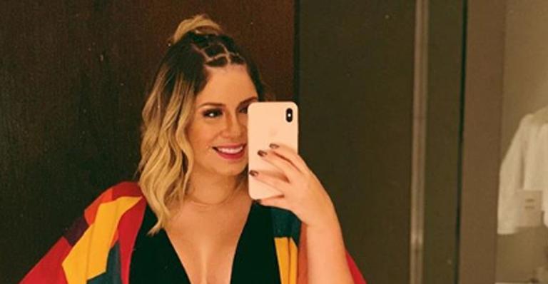 Marília Mendonça exibe cinturinha e ostenta tênis com cristais no valor de R$ 6 mil