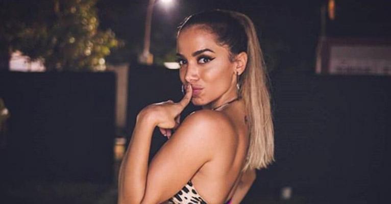 Anitta é ignorada por J Balvin durante premiação e reação da cantora surpreende