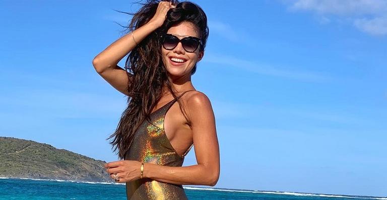 Daniela Albuquerque relembra uso de planta medicinal e se diverte: ”Deixa mais fechadinha”