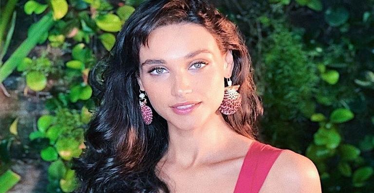 Débora Nascimento relembra ensaio sensual e José Loreto deixa curtida