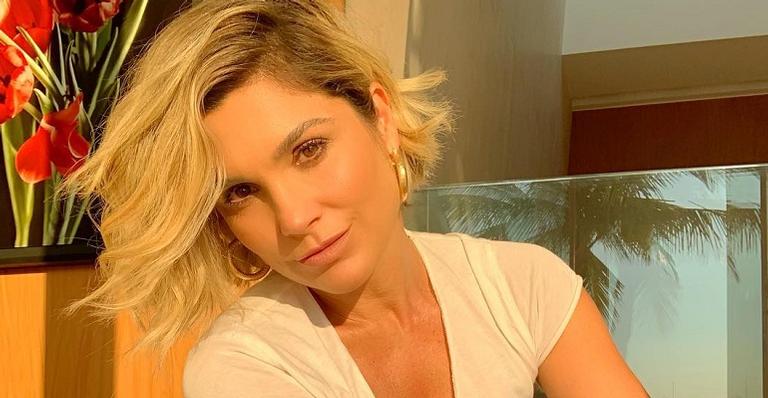 Esbanjando sensualidade, Flavia Alessandra faz carão e põe decote para jogo