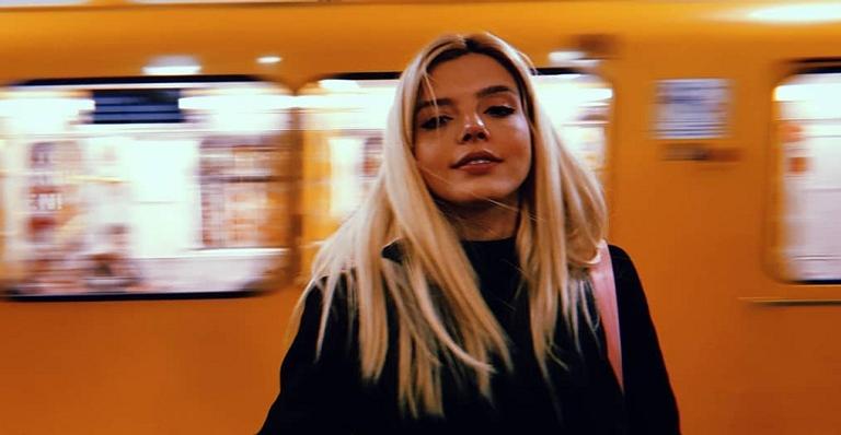 Plena, Giovanna Lancellotti começa o dia só de roupão e internautas piram