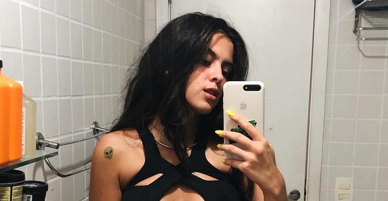 Ex-BBB sensualiza na praia com decote generoso e recebe elogios quentíssimos: ”Que delícia”