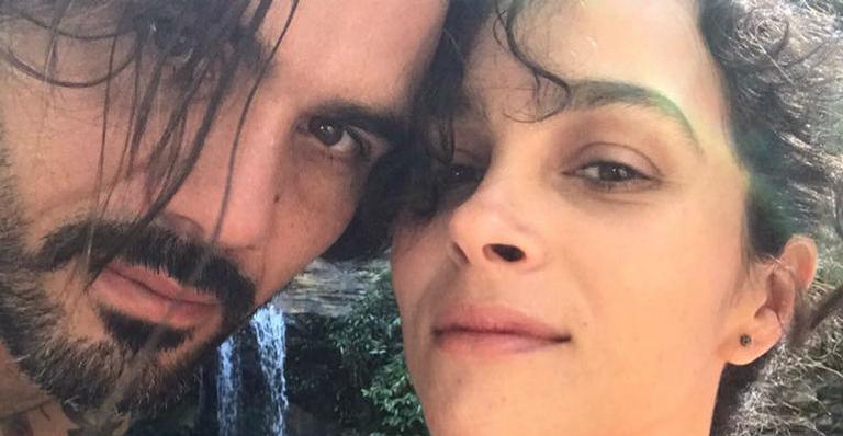 Juliano e Leticia Cazarré mostram rostinho do filho recém-nascido pela primeira vez