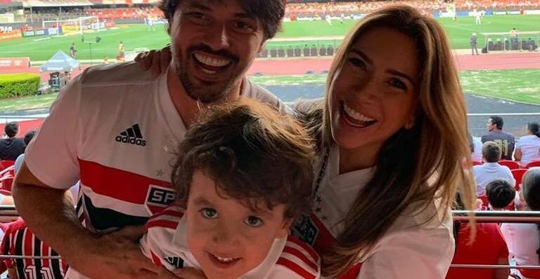 Já é da família! Patricia Abravanel leva filho para prestigiar o cunhado Alexandre Pato em estreia
