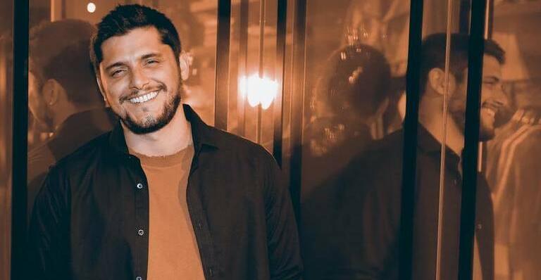 Bruno Gissoni surge sem camisa em meio à natureza