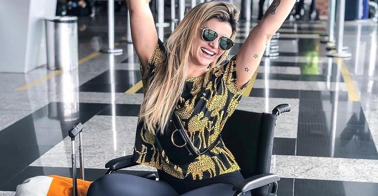 De cadeiras de roda, Kelly Key tranquiliza internautas sobre lesão no tornozelo