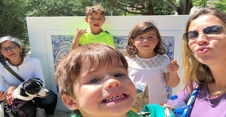 Paz e Amor! Luana Piovani curte domingo ensolarado na piscina com os filhos