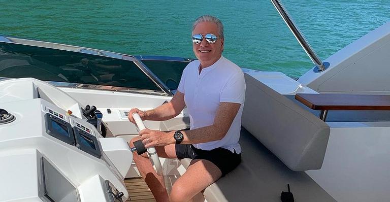 Roberto Justus encanta seguidores ao surgir com as netinhas gêmeas no colo