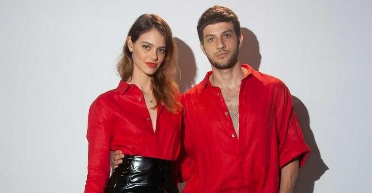 Com boatos de gravidez, Laura Neiva surge com vestido soltinho e decotado em evento