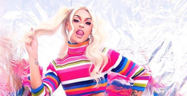 De costas, Pabllo Vittar coloca bumbum volumoso para jogo e impressiona