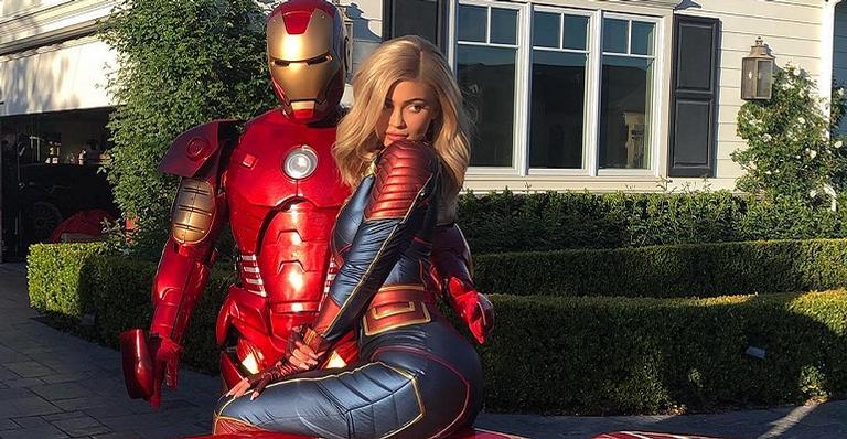 Kylie Jenner deseja feliz aniversário para Travis Scott com uma homenagem extravagante