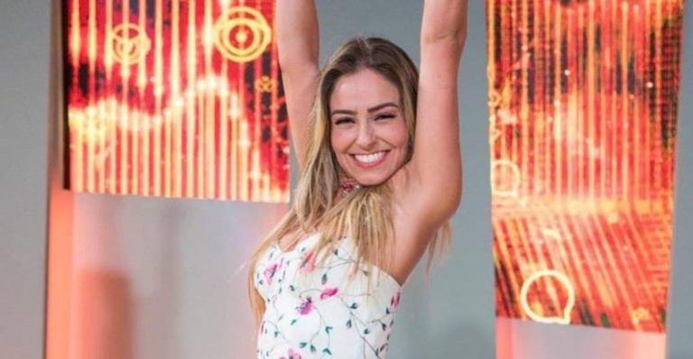 Ex-BBB Paula Von Recebe troféu e comemora nas redes sociais